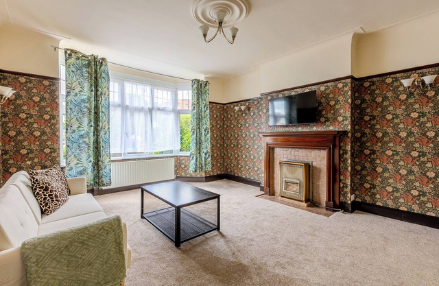 Immense 3BR House, Garden near Tooting Cmns, South