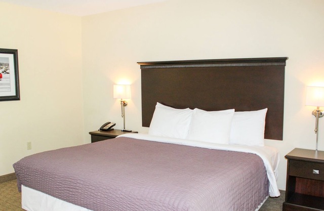 Immerse Yourself in the Serene Kelleys Island at Glacier Suite 123