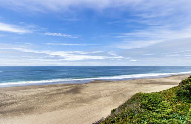 Impressive oceanfront home with great views - dog-friendly