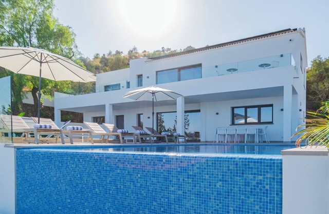 Imressive villa w/heated infinity pool w/sea views hosts 10: Happyplace Málaga
