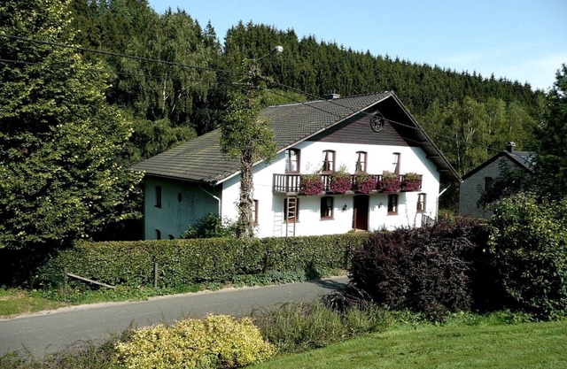 In a country house, park, rural, in the mountains, idyllic loc., pets consid.