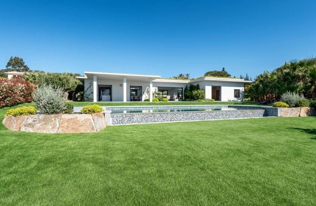 In a residential area, near the beach, beautiful contemporary villa with 4 bedrooms, sea view