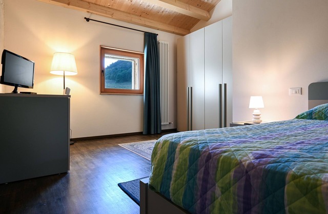In farmhouse among vineyards and hills, apartment for couples in strategic location
