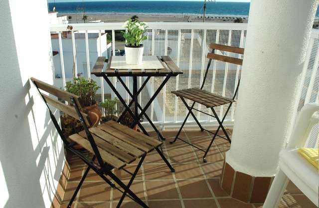 In front of the beach, magnificent views of the sea, garage and Free WIFI