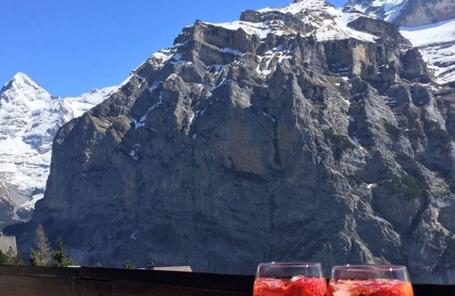 In idyllic Mürren - panoramic alpine view, balcony, garden with grill