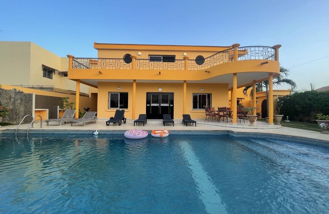 In Saly on the small coast house of 450 m2, with 5 bedrooms and private pool
