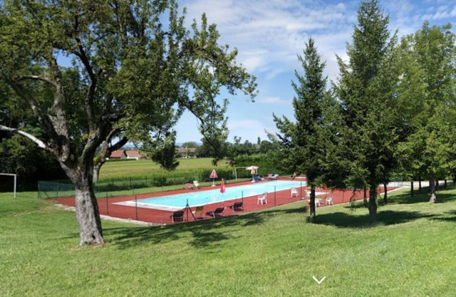 In the heart of nature Chalet sans vis-a-vis separated by a green space from the swimming pool