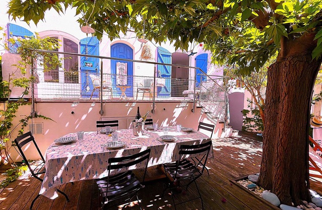 In the heart of Calvi, charming house, garden, 150 meters from a small beach.