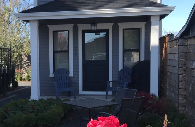In the Heart of Downtown Carlton - Luxury Cottage for Two 🍷
