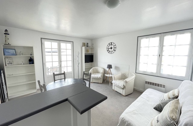 In the heart of La Flotte - House 4 persons- private Patio - Private parking