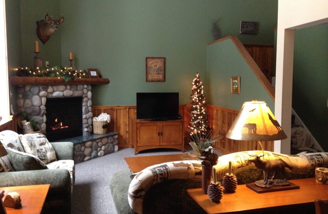 In The Heart Of Lake Placid! Walk Into Town Or Drive 11 Mins To Whiteface