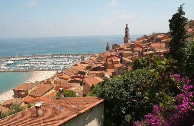 In the heart of Menton, picturesque, air-conditioned 3-room apartment. Wifi.