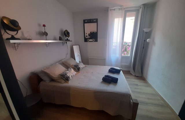 In the heart of Meze, apartment 2 BEDROOMS, AIR CONDITIONED, sleeps 4.