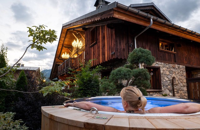 In the heart of the village, 400m from the slopes: Sauna, Nordic bath, fireplace.