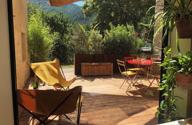 In the heart of the Drôme valley, between Die and Crest, independent gîte