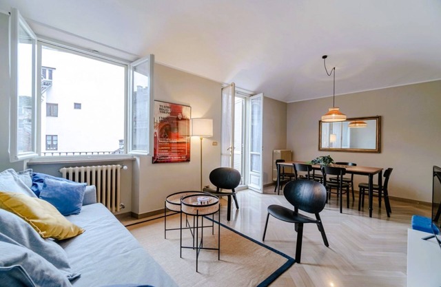 In the heart of the Quadrilatero Romano, this spacious 120 sqm apartment accommodates up to 9 guests. Located on the fourth floor with an elevator (not suitable for disabled people), it features a large terrace perfect for relaxing. The area is lively an