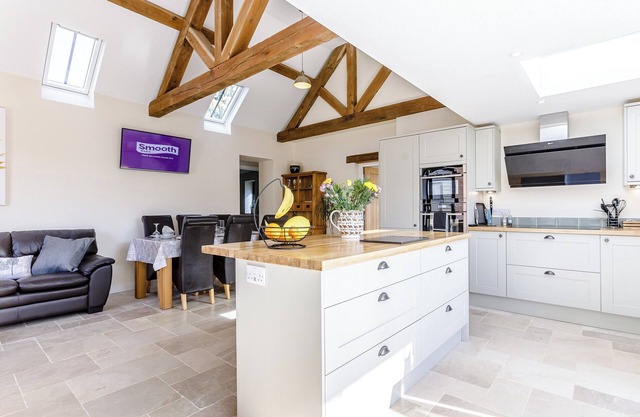 In this stunning cottage, the serene country life of Cotswold awaits you.