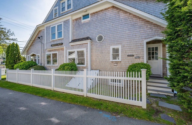 In Town Location Near Beach Pet Friendly Sleeps 18