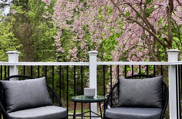 In town, newly remodeled studio with private balcony