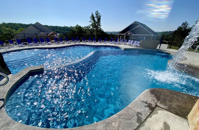 IN📍Town 🏊‍♀️POOL/WaterFall💦HOTTUB ⛳GolfPutt⚡EV🔥FIREPIT🎱POOLTABLE🎡FUN❤️LUV