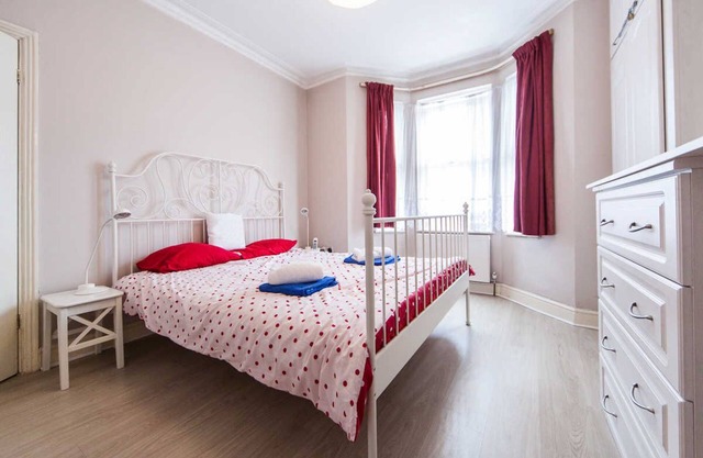 In ZONE 2/3 charming 2 bedroom garden apartment in the East End of London