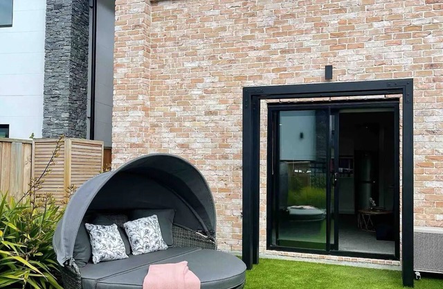 Incredible Getaway by Hagley Park!