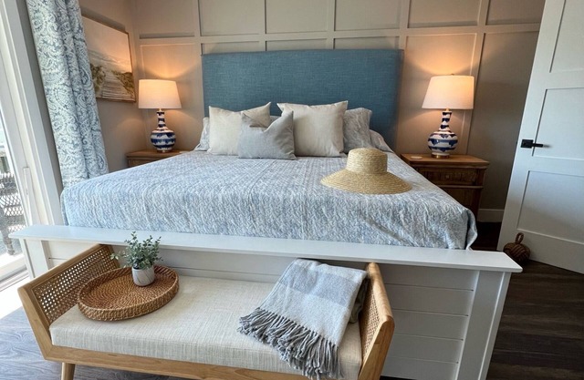 INCREDIBLE LOCATION. Dog Beach. Ocean View. Pet Friendly. Clean & Comfy.