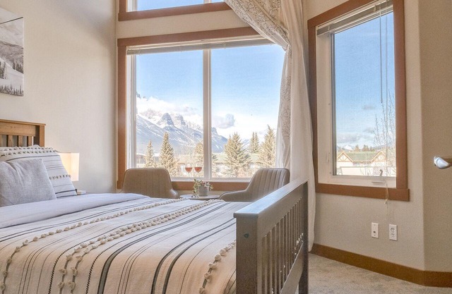 Incredible Mountain View Townhouse Sleep 6 PPL in DT Canmore w/AC & UG Parking