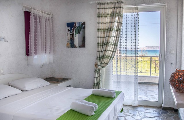 Independent Condo With Stunning View To The Corinthian Bay & Mountains.