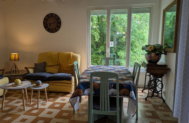 Independent cottage with terrace and direct lake access