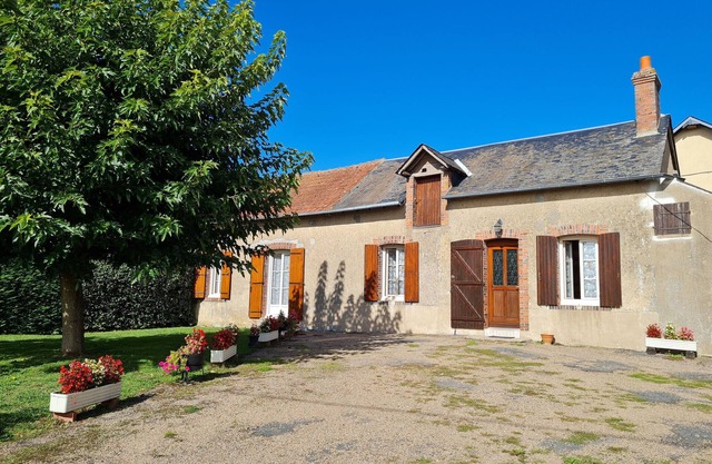 Independent house with enclosed yard 1km from village