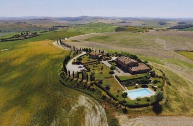 Independent hut in farmhouse with large garden