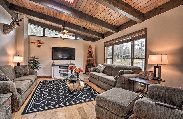 Indian Lake Retreat w/Wet Bar & Covered Deck