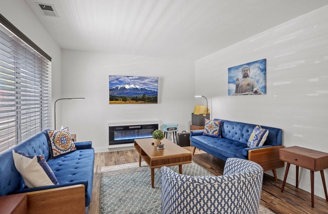 Indigo Bungalow w/AC, Fully Fenced Yard, W/D, Garage, 3 Smart HD TVs, Fast WiFi