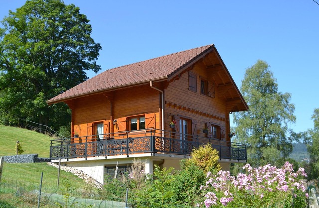 Individual chalet in a quiet area located 400 m from town centre of Gérardmer