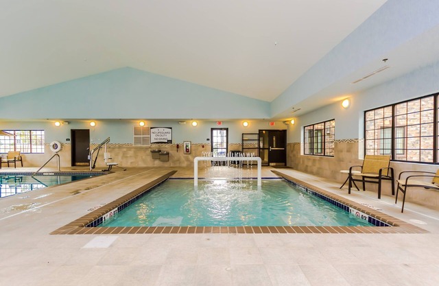 Indoor Pool & Hot Tub. Free Breakfast. 15 Min Walk to University of North Dakota.
