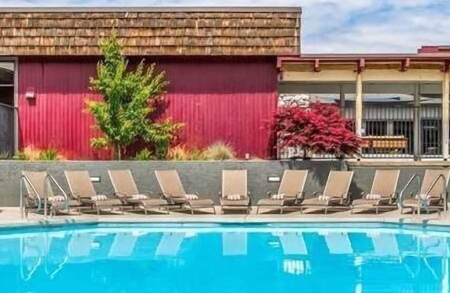Indulge in Home Like Comfort! Contemporary Unit, w/FREE Parking & Onsite Pool!