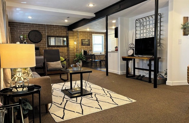 Industrial-themed studio centrally located near wineries, HOF, antiques, & more