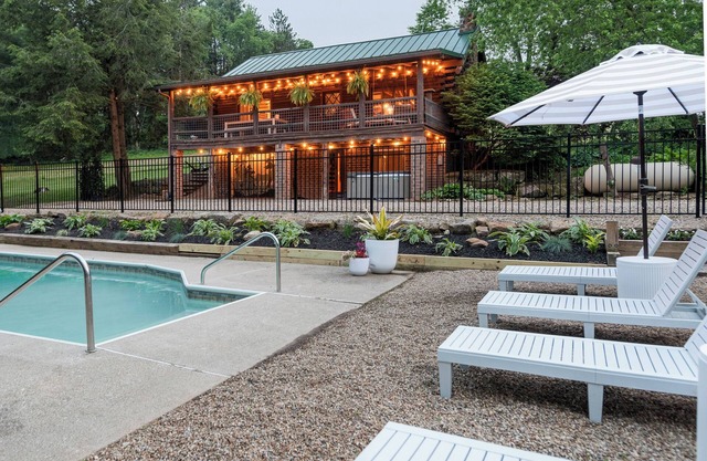 Inground Pool, Hot Tub, Fire Pit at Large Log Cabin near Mohican State Park