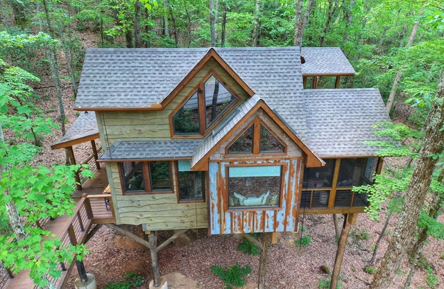 Inn The Ravine Luxury Treehouse *hot tub, fireplace, firepit, secluded*