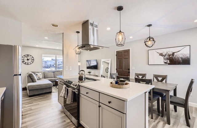 Insta-worthy 12 min to DT 6Bd 2.5Bt Modern Home