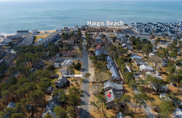 "Into the Mystic" Beautifully Renovated 6 bedroom home steps to the beach