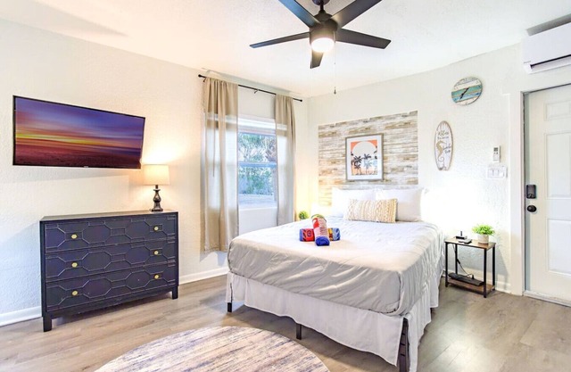 Intracoastal Waterside Studio 2 Blocks to Beach