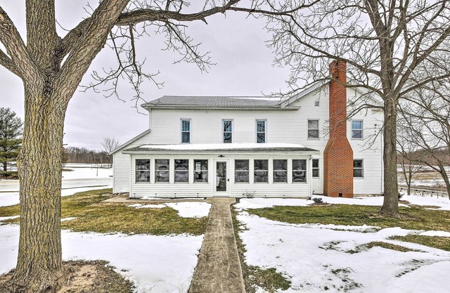 Inviting Ashland Farmhouse: 7 Mi to Downtown!