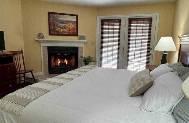 Inviting Condo w Fire Place & Hot Tub