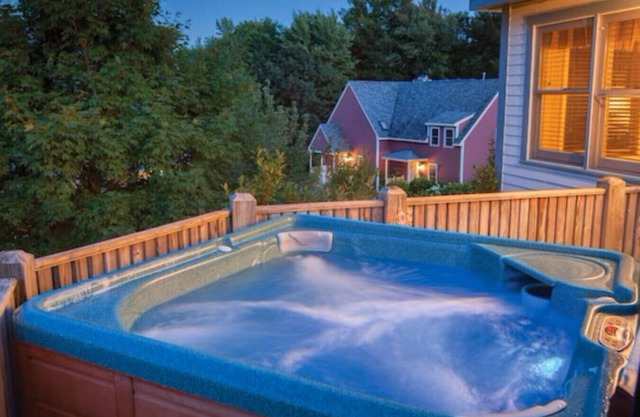 Inviting Condo w Hot Tub & Fireplace