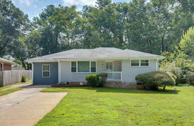 Inviting Home w/Backyard: 8 Mi to Dtwn Atlanta!