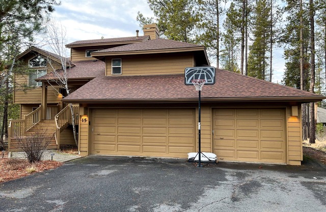 Inviting house with hot tub, game tables, bikes, & partial mountain view