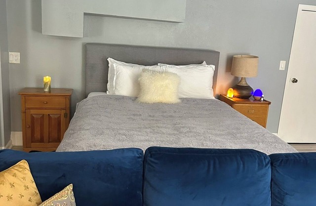 Inviting New Efficiency Apartment on Eagle Hill in Redwood City