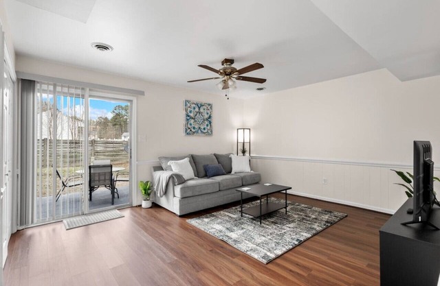 Inviting Retreat: Spacious 2 BR 1.5 Bath Townhouse